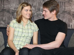 Gros cul, Grosse bite, Gros seins, Blonde, Sucer une bite, En levrette, Cheveux courts, Maigrichonne