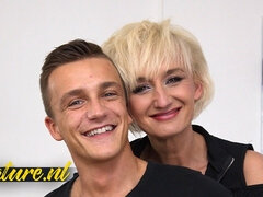 Blondine, Geile alte tussi, Absätze, Küssen, Milf, Mutti, Strümpfe, Ablutschen