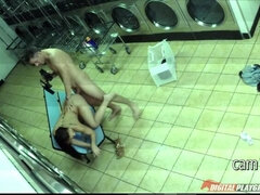 Grote lul, Bruinharig, Sperma shot, Hondjeshouding, Sperma in gezicht, Handbeurt, Gezichtspunt, Realiteit