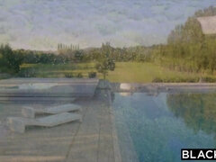 Большой член, Минет, Огромные размеры, Межрасовый секс, Натуральные сиськи, Пенис, Бассейн, На публике