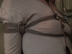 Bondage discipline sadomasochisme, Bruinharig, Aangekleed, Vrouw, Hakken, Mager, Kousen, Vastgebonden