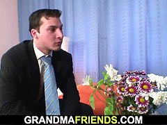 Blondine, Geile alte tussi, Kehlenfick, Oma, Reif, Milf, Mutti, Flotter dreier