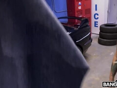 Grosse titten, Blondine, Auto, Gruppe, Behaart, Orgie, Pool, Tätowierung