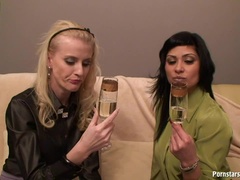 Blond, Bruinharig, Lesbisch, Natuurlijk, Pornster, Kut duiken, Geschoren, Tieten likken