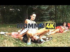 Большой клитор, Большие сиськи, Брюнетки, Измена, Рогоносцы, На природе