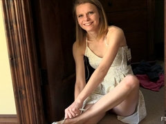 Kleid, Absätze, Masturbation, Öffentlich, Schüchtern, Solo, Jungendliche (18+), Unter dem rock