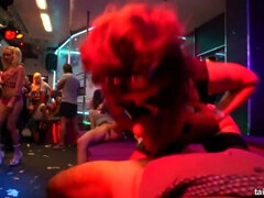 Grote lul, Naakte man aangeklede vrouw, Pop, Vingeren, Feest, Gezichtspunt, Openbaar, Tiener