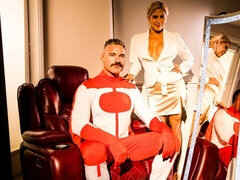 Grote lul, Grote mammen, Blond, Pijpbeurt, Hondjeshouding, Keuken, Moeder die ik wil neuken, Tieten likken