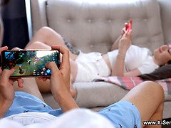 Sucer une bite, Éjaculation interne, Hd, Chatte, Chevaucher, Criant, Rasée, Adolescente