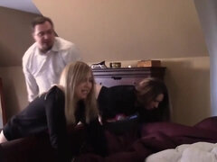 Schönheit, Braunhaarige, Süss, Fetisch, Orgasmus, Hintern versohlen, Flotter dreier, Titten