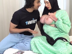 Arabe, Chambre à dormir, Gros seins, Sucer une bite, Habillées, Queue, Énorme, Indienne