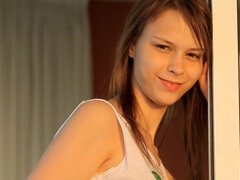 18 ans, Gros cul, Gros seins, Brunette brune, Plantureuse, Masturbation, Culottes ou slips, Solo