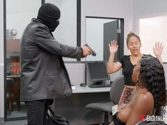 Grote kont, Grote mammen, Laarzen, Hondjeshouding, Zwart, Hardcore, Interraciaal, Tieten likken