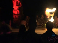 Morena, Semen en la boca, Vestido, Pies, Masturbacion con pies, Bragas, Estriptis, Tatuaje