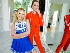 18 ans, Embrassement, Lesbienne, Léchez, Lingerie, Masturbation, Maigrichonne, Dénudage