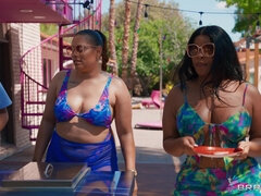 Blasen, Braunhaarige, Schwarz, Küche, Mutti, Muschi, Tätowierung, Ehefrau