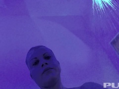 Grosse titten, Blondine, Fingern, Masturbation, Dusche, Tätowierung, Scherzbold