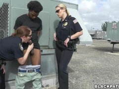 Grosser arsch, Grosser schwanz, Grosse titten, Blasen, Hundestellung, Interrassisch, Milf, Polizei