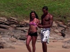 Sucer une bite, Brunette brune, Faciale, Interracial, Fille latino, De plein air, Public, Nénés