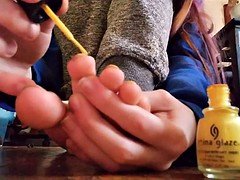 How to paint your toes yellow