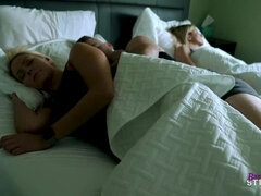 Grote mammen, Blond, Sperma shot, Dochter, Sperma in gezicht, Trio