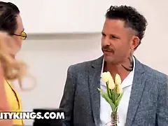 Blasen, Kitzler, Sperma im mund, Hundestellung, Zierlich, Muschi, Rasiert, Flotter dreier