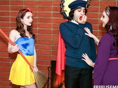 Gros cul, Grosse bite, Gros seins, Sucer une bite, Queue, En levrette, 2 femmes 1 homme