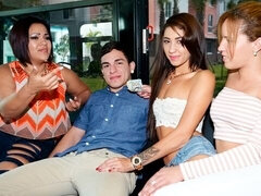 Cul, Grosse bite, Sucer une bite, En levrette, Léchez, Seins naturels, Public, Tabou