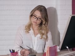 Grosser schwanz, Blondine, Blasen, Aufs gesicht abspritzen, Brille, Behaart, Natürlichen titten, Strümpfe