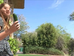 En gros plan de très près, Extrême, Fétiche, Masturbation, Orgasme, Public, Solo, Sous la jupe