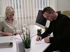 Bondage discipline sadomasochisme, Blond, Pijpbeurt, Fetisj, Vingeren, Hardcore, Kantoor, Tatoeage