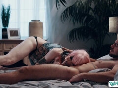 Transexual blowing straight guy knob in bed