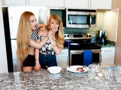 Amateur, Penetracion con dedos, Lamidas, Masturbación, Pequeña, Afeitado, Strapon, Estriptis