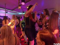 Красотки, Блондинки, Минет, Семяизвержение, Сперма на лице, Секс без цензуры, Межрасовый секс, Молоденькие