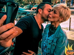 Arsch, Grosser arsch, Hundestellung, Im freien, Pov, Rasiert, Rock, Tätowierung