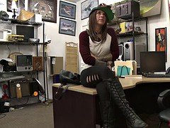 Amateur babe gets fucked at the pawnshop