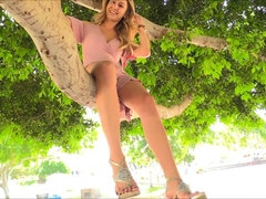 En gros plan de très près, Extrême, Lingerie, Masturbation, Orgasme, Public, Jouets, Sous la jupe