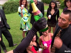 Vestidas, Corridas, Lesbiana, Orgía, Al aire libre, Fiesta, Piscina, Intercambio de parejas