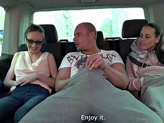 Blond, Sperma shot, Hardcore, Buiten, Openbaar, Secretaresse, Tieten likken