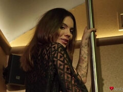 Club, Talons, Léchez, Seins naturels, Chatte, Jupe, String, Nénés