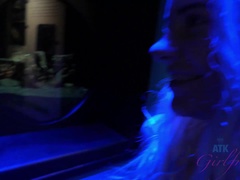 Blondine, Fingern, Freundin, Orgasmus, Öffentlich, Muschi, Dürr, Titten