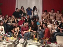 Grosse bite, Gros seins, Brunette brune, Queue, En levrette, Fête, Suçant, Adolescente