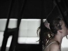 Blasen, Braunhaarige, Spermaladung, Kehlenfick, Doppelpenetration, Aufs gesicht abspritzen, Zierlich, Flotter dreier