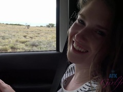 Amateur, Blonde, Voiture, Doigter, Petite amie, Orgasme, De plein air, Mouillée