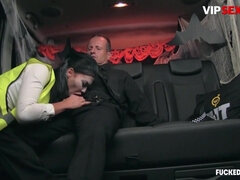 Britannique, Voiture, Tir de sperme, Femme dominatrice, Mère que j'aimerais baiser, Police, Réalité, Nénés