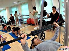 アジア人, フェラチオ, 中出し, イく瞬間, ジム, 毛深い, オッパイの