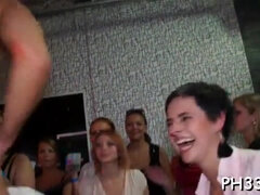 Sucer une bite, Brunette brune, Queue, Groupe, Hard, Rousse roux, Nénés