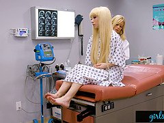 69, デカパイ, 医者, レズビアン, なめる, 淫乱熟女, 小柄, オマンコ