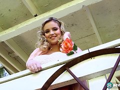 Grosse titten, Blondine, Vollbusig, Behaart, Masturbation, Natürlich, Im freien, Muschi