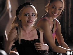 18 años, Madura, Lesbiana, Lamidas, Masturbación, Mamá, Pequeña, Madrastra